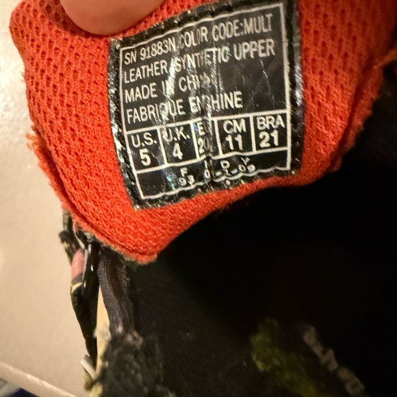 Skechers SpongeBob Baby Shoes - Black and Yellow Size 5 - Picture 2 of 10